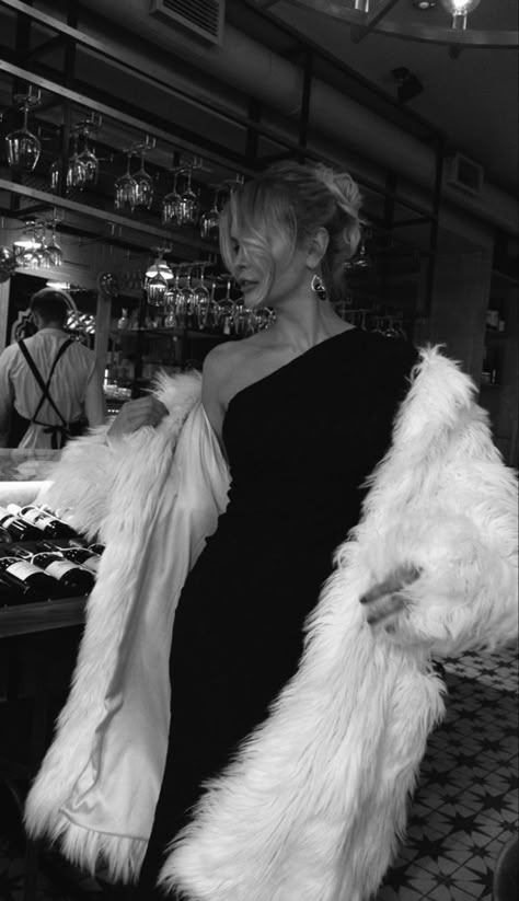 Mafia Wife Aesthetic Outfits, Italian Mob Wife Aesthetic, Italian Mafia Women, Mafia Wives, Mob Wife Aesthetic, Italian Mafia, Wife Aesthetic, White Fur Coat, Wife Style