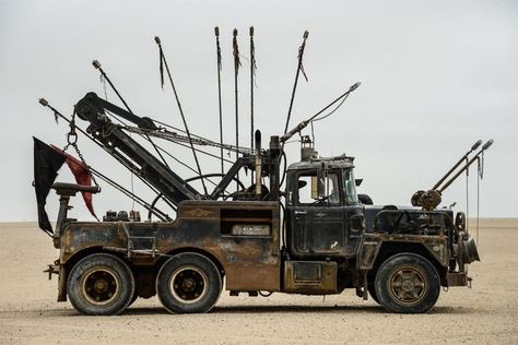 Mad Max: Fury Road "War Boys' Ploughboy" Ford F250 tow truck Madmax Vehicles, Mad Max Fury Road Cars, Car Dump, Imperator Furiosa, Super Pictures, Car Max, Tv Cars, Mad Max Fury, Rat Fink