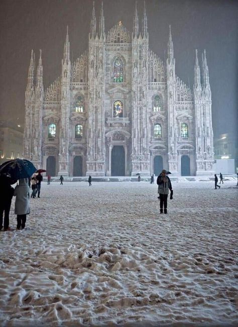 Italy Winter, Milan Cathedral, Milano Italy, Italy Vacation, Place Of Worship, Milan Italy, Places Around The World, Wonderful Places, Italy Travel