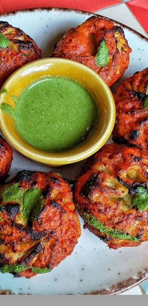 Tandoori momos Momos Food, Chicken Buns, Momos Recipe, Desi Street Food, Party Snack Food, Party Snack, Continental Breakfast, Tasty Food, Food Snapchat