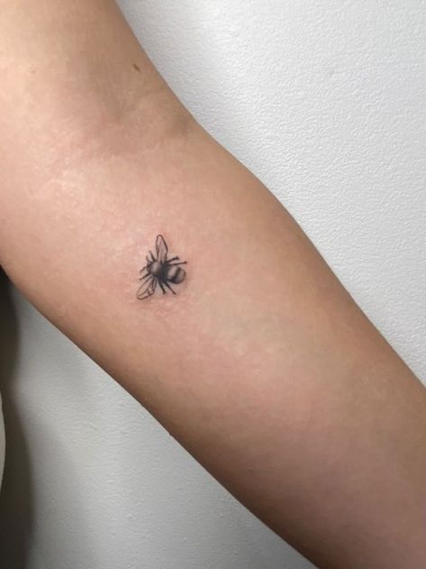 micro-realism bee tattoo 
done by @sofi.kiki.ttt 
Bruxelles, Belgium Micro Bee Tattoo, Belgium Tattoo Ideas, Three Bees Tattoo, Carpenter Bee Tattoo, Fine Line Bee Tattoo, Belgium Tattoo, Micro Realism Tattoo, Micro Realism, Bee Tattoos