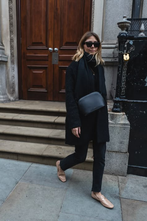 Black Outfit Beige Shoes, And Other Stories Loafers, Nude Loafers Outfit Women, Nude Loafers Outfit, Nude Shoes Outfit, Black Loafers Outfit, Loafers Outfit, Look Office, Minimal Street Style