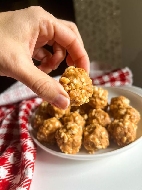 Indulge in Rice Cake Peanut Butter Protein Balls - a healthy, protein-packed snack made with all-natural ingredients. Perfect for post-workout snack! Protein Rice Cakes, Rice Cake Peanut Butter, Rice Cake Balls, Peanut Butter Rice Crispy Treats, Peanut Butter Rice Crispies, Cake Peanut Butter, Peanut Butter Protein Balls, Cake Ball Recipes, Protein Balls Recipes