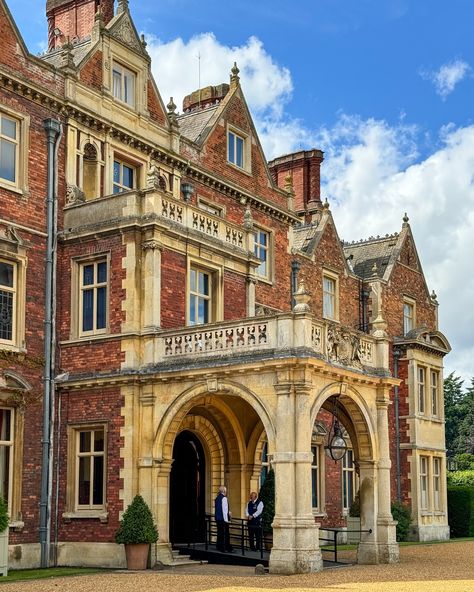 Sandringham House is a country retreat located in the village of Sandringham in Norfolk, England. It is one of the private residences of the British royal family and has been the private home of four generations of British monarchs since 1862. - #historicpreservation #georgianarchitecture #georgianhouse #statelyhome #classicalarchitecture #england #historicbuildings #historicbuilding #britishhouse #englishstyle #englisharchitecture #perfecthomesofinstagram #visitengland #englishhome #instat... Sandringham Christmas, Sandringham House, British House, English Architecture, Georgian Architecture, Royal Uk, Country Retreat, Visiting England, Georgian Homes