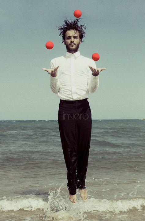 juggler photo Juggling Pose, Circus Juggler, Tonal Drawing, Juggling Balls, Concept Photography, Vintage Pics, Different Perspectives, Dynamic Poses, Cool Poses