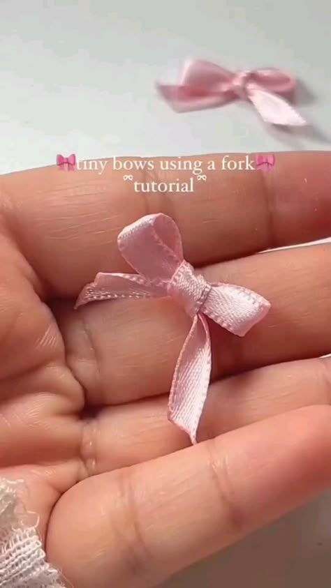 Projek Menjahit, Ribbon Embroidery Tutorial, Ribbon Crafts Diy, Diy Gift Set, Pinterest Diy Crafts, Tiny Bow, Easy Paper Crafts Diy, Quick Crafts, Pinterest Diy