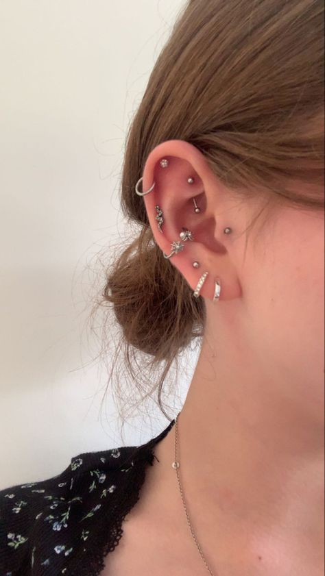 4 Helix Piercing, All Ear Piercings Chart, Ear Piercing Ideas Silver, Ear Piercings Silver, Cute Cartilage Piercing, All Ear Piercings, 3 Piercings, Piercing Aesthetic, Double Helix Piercing