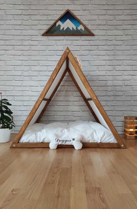 Casinha de Cachorro: Como Escolher, Tipos, Como Fazer e Fotos Dog House Indoor, Indoor Dog Bed, Dog Room Decor, Modern Dog Houses, Dog Bedroom, Indoor Dog House, Puppy Room, Dog House Bed, Crate Diy