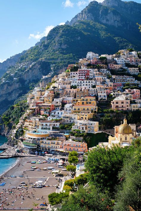 The most beautiful and colourful towns to visit in the world Travel Backpack Packing, Road Trip Italy, Spanish Coast, Moving To Spain, Italy Road Trip, Trip Italy, Italy Road, Beautiful Europe, Fantasy Houses