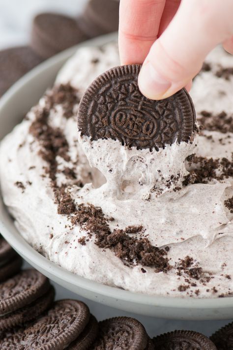 4 ingredient oreo cheesecake dip! Completely no bake oreo cheesecake dip that reminds me of oreo fluff! Oreo Cheesecake Dip, Oreo Dip, Oreo Truffles Recipe, Oreo Fluff, Oreo Desserts, No Bake Oreo Cheesecake, Cake Dip, Dessert Dip, Cheesecake Dip