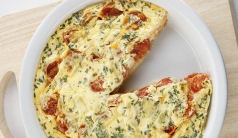 Delicious recipes for you to try with eggs, including breakfast, lunch and dinner recipes, seasonal recipes and Christmas and Easter recipes. Basil Frittata, Pizza Frittata, Vegetarian Entree, Easy Frittata Recipe, Pizza Fritta, Mediterranean Diet Meal Plan, Frittata Recipe, Diner Recept, Frittata Recipes