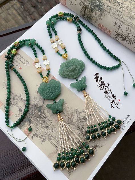 Ancient Chinese Jewelry, Chinese Jade Necklace, Carved Stone Jewelry, Asian Hair Accessories, Buddha Pendant Necklace, Verde Jade, Butterfly Fashion, Japanese Jewelry, Chinese Jewelry