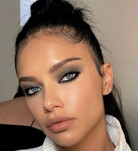 Adriana Lima Jawline, Adriana Lima Makeup, Daglig Motivation, Smooth Glowing Skin, Mekap Mata, Identity Crisis, Purple Acrylic, Makeup Aesthetic, Amy Lee