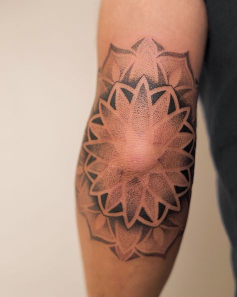 Maxime Dubbeld - Dotwork elbow mandala. I love the contrast between the light and dark parts of this piece. What do you think? . . . . #elbowmandala #elbowtattoo #mandalatattoo #dotworkmandalatattoo #zwolletattoo #tattoozwolle Dot Work Tattoo Mandala, Dot Work Mandala Tattoo, Elbow Mandala Tattoo, Mandala Tattoo Men, Traditional Henna Designs, Dotwork Tattoo Mandala, Dot Work Mandala, Mandala Wrist Tattoo, Ink Patterns