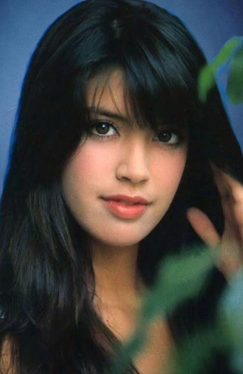 Phoebe Cates Phoebe Cates Paradise, Celebrity Winter Style, Phoebe Cates, Girl Korean, Dp Images, Celebrity Portraits, Gravure Idol, Famous Celebrities, Profile Pictures