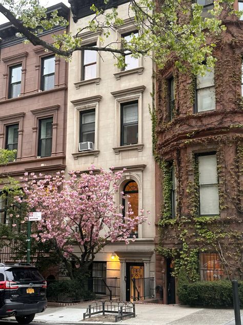 West Village Nyc Aesthetic, New York Lifestyle Aesthetic, Aesthetic Nyc Apartment, Townhouse Nyc, Spring In Nyc, Aesthetic Buildings, New York Living, Boston Aesthetic, Philadelphia Street