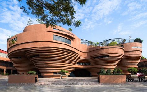 The Bat Trang Pottery Museum swells upward in tiers to evoke the shape of vessels thrown on a potter’s wheel. Concrete Cladding, Museum Plan, Types Of Concrete, Community Housing, Kengo Kuma, Architectural Photographers, Luxury Destinations, Museum Architecture, Reinforced Concrete