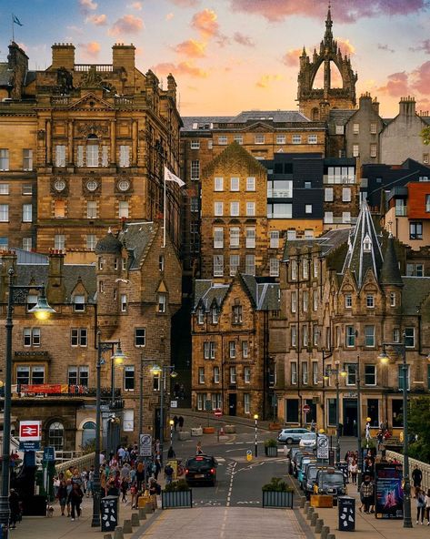 Photos Of Britain 🇬🇧 on Instagram: “Hello! @timholt here. Comment Aye! if you could live in beautiful Edinburgh, Scotland! ❤️ How lovely is this view with the Old Town in the…” Edinburgh Nightlife, Old Town Edinburgh, Edinburgh Travel, England Aesthetic, Scotland History, Edinburgh University, England And Scotland, Edinburgh Scotland, Summer 24