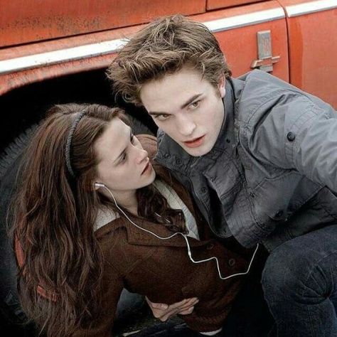 #twilightsaga #twilight #edwardcullen #bellaswan Twilight Bella And Edward, Twilight Scenes, Billy Burke, Twilight 2008, Twilight Quotes, Twilight Saga Series, Robert Pattinson Twilight, Twilight Memes, Twilight Edward