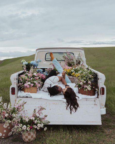 countryside lovers 🌸 host : @styledbyleash photographer : @alicialaurenephoto models : @taylermsmith @kensmith_25 floral : @flowersbyjordanmarie venue : @abelefarms hair : @hairwego makeup : @citlalismithxo #creativephotography #creativeart #creativedirector #styledshoot #californiastyledshoots #styledphotoshoot #couplephotography #couplephotoshoot Couples Photoshoot Western, Mini Photoshoot Ideas, Mothers Day Session, Picture Ideas Outside, Daisy Picnic, Summer Photo Shoot Ideas, Fun Engagement Photos Ideas, Couples Photos Aesthetic, Picture Ideas Couples