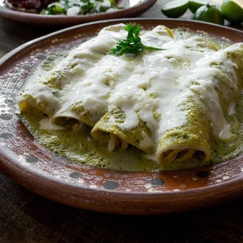 Enchiladas Verdes Recipe, Enchiladas Healthy, Enchiladas Suizas, Mexican Cooking, Enchilada Recipes, Healthy Food Motivation, Mexican Food Recipes Authentic, Cooking Recipes Desserts, Mexican Dishes