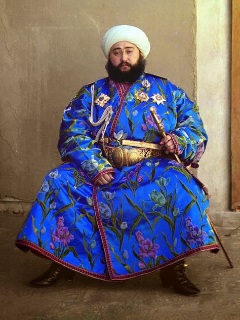 Local fashion: Traditional costume of the republics of Central Asia Sergei Prokudin-gorskii, Sultan Palace, National Dress, Imperial Russia, Historical Images, Silk Road, Armors, Asian Outfits, People Of The World