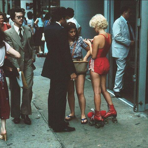 Street Scenes of New York City in the 1970s ~ Vintage Everyday 1970s Photography, The Carrie Diaries, New York Vintage, City Lifestyle, Quad Cities, Vintage New York, New York Street, City Travel, Street Scenes