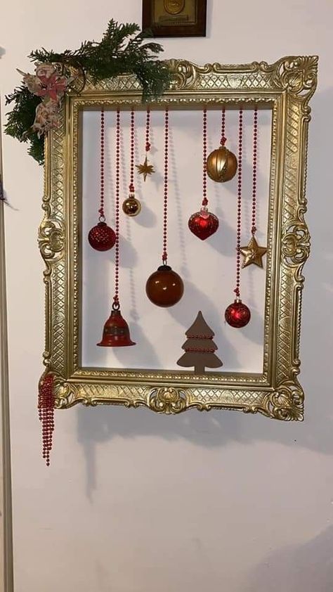 Christmas Frame Decorations, Christmas Picture Frame Ideas, Xmas Photo Frames, Wall Hanging Frames, Cadre Photo Diy, Christmas Frames Diy, Christmas Ornament Frame, Picture Frame Christmas Ornaments, Christmas Decor Wall