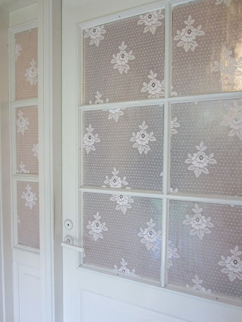 Tee-se-itse-itse naisen sisustusblogi, Ikkunalasiin maissitärkkelyksellä liimatut pitsiverhot Lace Window Treatments, Lace Window, Window Treatments, Written By, Diy Projects, Paper Crafts, Curtains, Lace, Home Decor