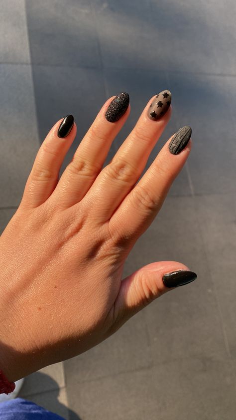 Wednesday Addams Nails Wensday Nails, Wednesday Addams Nails Ideas, Wednesday Inspired Nails, Addams Nails, Wednesday Addams Nails, Wednesday Nails, Red Nail Polish, Nails For Kids, Celebrity Style Red Carpet