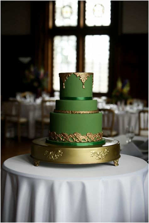 Emerald Green Quinceanera Theme, Emerald Green Wedding Theme, Green And Gold Wedding, Green Gold Weddings, Colorful Wedding Cakes, Green Wedding Cake, Fondant Wedding Cakes, Wedding Cake Pictures, Green Cake