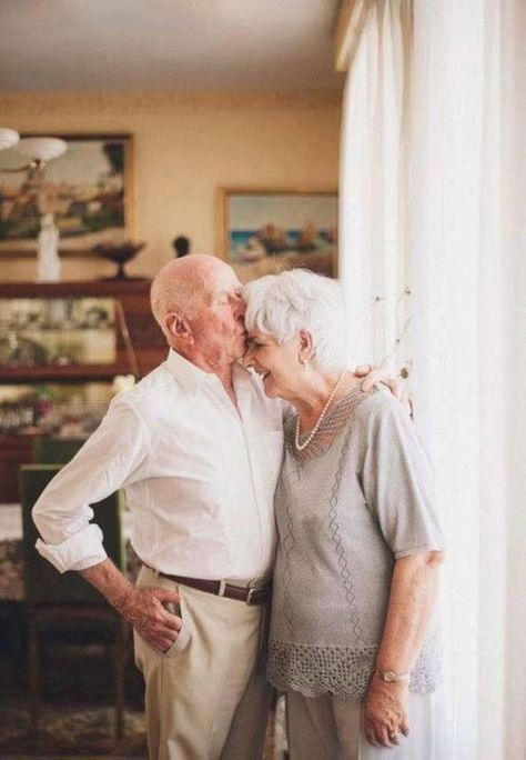 Pareja de abuelitos muere el mismo día pero en diferentes hospitales Shooting Couple, Older Couple, Grow Old With Me, Elderly Couples, Growing Old Together, Old Couples, Christmas Photography, Still In Love, Old Love