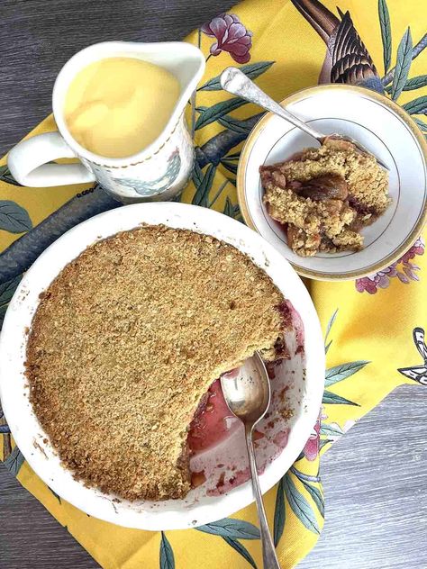 Apple and Fig Crumble - Great British Recipes Fresh Fig Cobbler, Fig Dessert Recipes Vegan, No Churn Fig Ice Cream, Fig Crumble, Caramelised Figs, British Recipes, Fig Recipes, Easiest Apples, Crumble Topping