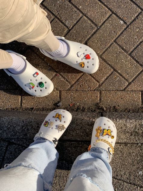 Croc Aesthetic Jibbitz, White Crocs Jibbitz Aesthetic, Crocs Jibbitz Kaws, Crocs White Jibbitz, Jibbitz Crocs Ideas, Aesthetic Croc Gibits, How To Style Crocs, Croc Jibbitz Ideas, Crocs With Jibbitz