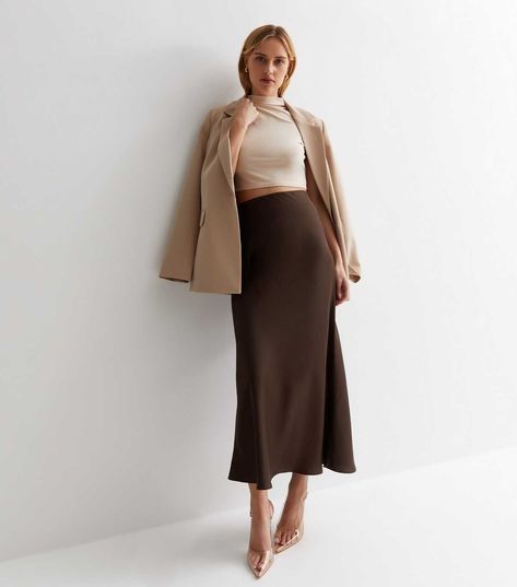 Brown Satin Skirt Outfit Classy, Satin Brown Skirt, Satin Brown Skirt Outfit, Long Skirt Outfit For Winter, Satin Skirt Ideas, Chocolate Brown Skirt Outfit, Brown Slip Skirt Outfit, Satin Skirt Styling, Skirt Satin Outfit