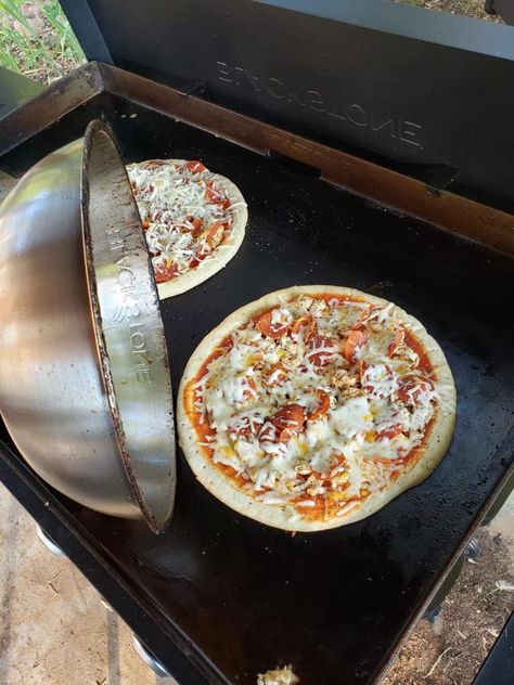 Cook Frozen Pizza On Blackstone Griddle - 4 Easy Steps - Grill Cuisines Pizza On Blackstone Griddle, Pizza On Blackstone, Blackstone Camping Recipes, Blackstone Camping, Fresh Dough Pizza, Black Stone Cooking, Easy Vacation Meals, Griddle Ideas, Black Stone Griddle Recipes