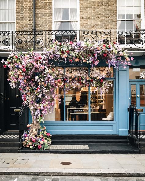 Ahead of London Fashion Week, here are the prettiest places to photograph near the fashion epicenters. London Elizabeth, Belgravia London, Places In London, London Cafe, Elizabeth Street, London Shopping, London Places, Shop Fronts, Instagrammable Places