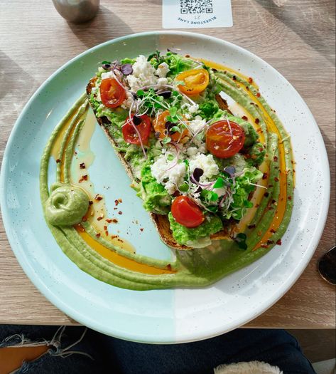 Plating Ideas For Sandwiches, Fine Dining Sandwiches, Plating Sandwich, Avocado Toast Plating, Breakfast Restaurant Food Photography, Avocado Toast Food Photography, Salad Bar Restaurants, Clubhouse Sandwich, Steak Night