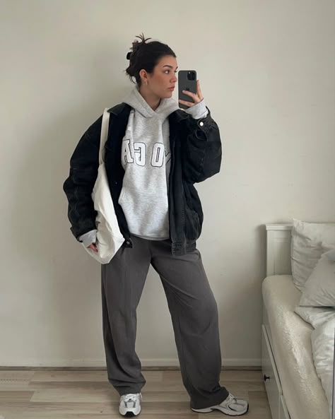 Hoodie Trousers Outfit, Yoga Hoodie Outfit, Grey Sweatshirt Outfit Winter, Classy Hoodie Outfit, Dark Grey Crewneck Outfit, Hoodie Cardigan Outfit, Hoddies Outfits Girl Winter, Oversized Grey Hoodie Outfit, Hoodie Work Outfit