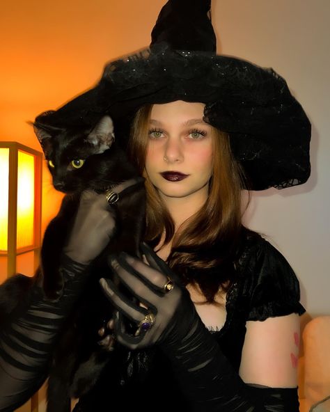 Witch And Cat Halloween Costume, Cat Halloween Costume Aesthetic, Witch And Black Cat Costume, Witch Outfit Halloween, Black Cat Witch Aesthetic, Kayli Boyle, Fotos Halloween, Witch With Black Cat Photoshoot, Black Cat Witch Hat