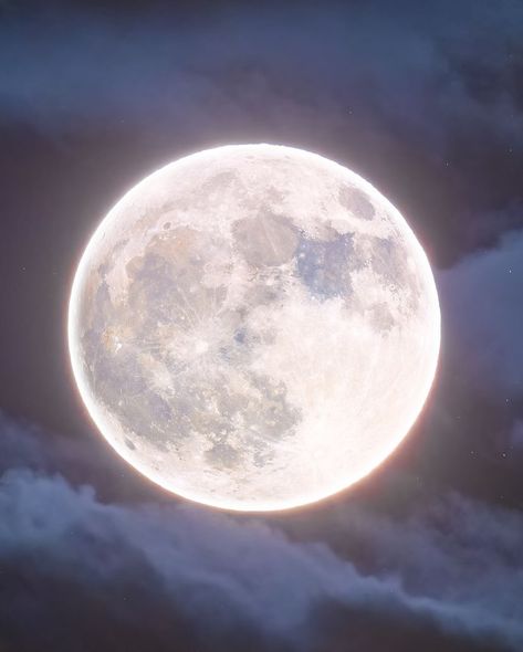 Tonight’s celestial event brings us the awe-inspiring Super Blue Moon, also known as the Full Sturgeon Moon 🌕. But why the intriguing names—Super, Blue, and Sturgeon? The Sturgeon Moon gets its name from the sturgeon fish, historically most abundant in North America’s Great Lakes during this time of year. Indigenous tribes, especially around the Great Lakes and Lake Champlain, noticed that these fish were easiest to catch in late summer, aligning with the August full moon. Thus, the August f... Rami Astro, August Full Moon, Sturgeon Fish, Sturgeon Moon, Celestial Event, Amateur Astronomy, Blue Moon Photography, Indigenous Tribes, Lake Champlain