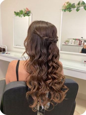 Gold Prom Hairstyles, Hair Styles For Prom Medium Length Curls, Prom Hairstyles Curls, Prom Hair Looks, Graduation Hair, Purple Quince, Dance Concert, Cute Prom Hairstyles, Prom Hair Medium