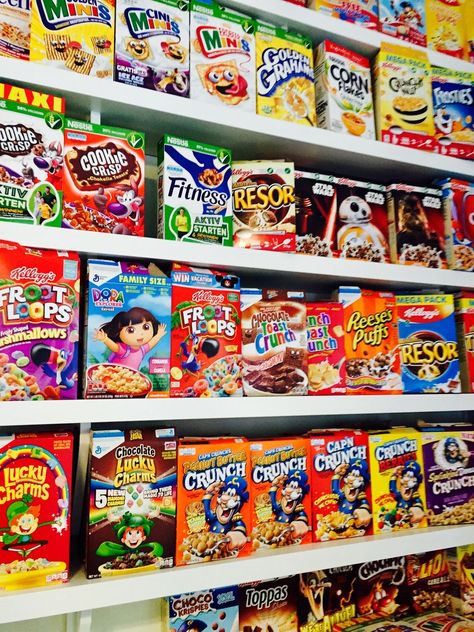 American Snacks, Soft Kidcore Aesthetic, Cereal Brands, Soft Kidcore, Sweet Station, Best Christmas Toys, Cereal Boxes, Chocolate Chip Pancakes, Snack Containers