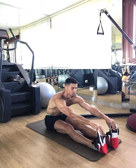 Happy Sunday 👌🧘‍♂️😘 Cristiano Ronaldo Workout, Ronaldo Cr7, Cristiano Ronaldo 7, Popular Workouts, Morning Workout, Lionel Messi, Happy Sunday, Gym Motivation, Cristiano Ronaldo