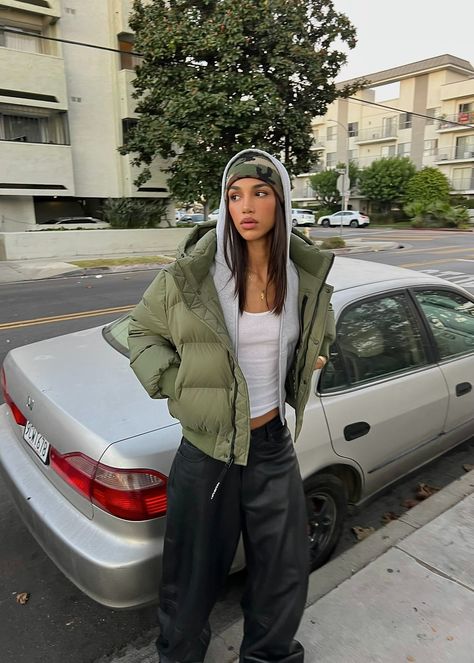 Nyc Winter Outfits Cold Weather Street Style, Fashion Killa Winter, Rain Jacket Aesthetic, London Street Wear, Raining Outfit, Nyc Fashion Aesthetic, Streetwear Fashion Winter, Baddie Era, 00s Mode