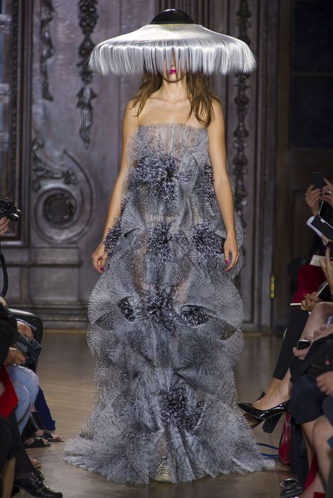 Giles Deacon, Grey Texture, Fancy Frocks, High Fashion Dresses, Darling Dress, Runway Collection, Tulle Dress, Fashion Week Spring, London Fashion Week