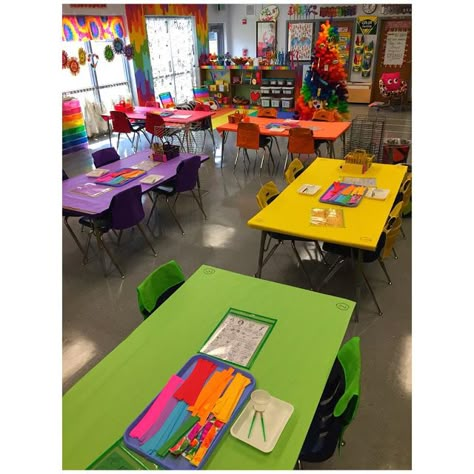 Cassie Stephens: First Day of Art Class! Preschool Art Classroom, Art Class Organization Ideas, Art Classroom Elementary School, Classroom Door Art, Art Class Centers, Diy Art Classroom Decor, School Art Room Decoration Ideas, Small Art Classroom, First Day Of Art Class Kindergarten