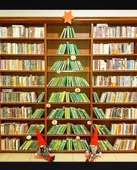 A Christmas tree library shelf display made and posted on Instagram by a library in Hopewell Junction, New York. So cool! Book Christmas Tree, Library Book Displays, Book Tree, Creative Christmas Trees, Unique Christmas Trees, Navidad Diy, Library Displays, Library Decor, Book Display