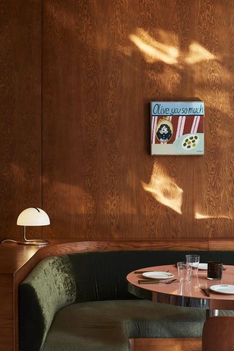 American And Italian Midcentury Styles Meet in The Juno Diner - Mid Century Home Bistro Design, Terrazzo Marble, Classic Restaurant, Restaurant Flooring, Mid Century Bar, American Diner, Wood Cladding, Custom Plates, Jw Marriott