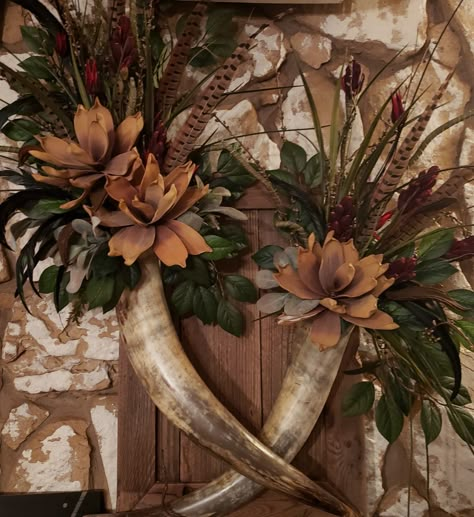 Cow Horn Bouquet, Cow Horn Crafts Ideas, Floral Wall Arrangements, Rope Wreath Ideas, Cow Horns Decor, Cowhide Projects, Artificial Flower Arrangements Centerpieces, Cow Skull Ideas, Moody Western